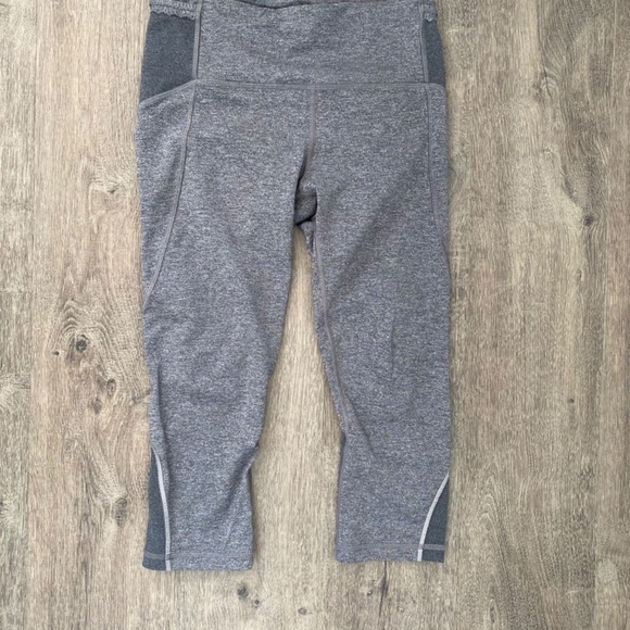 Lululemon Free Runner Crop Size 6 Gray - Picture 11 of 13
